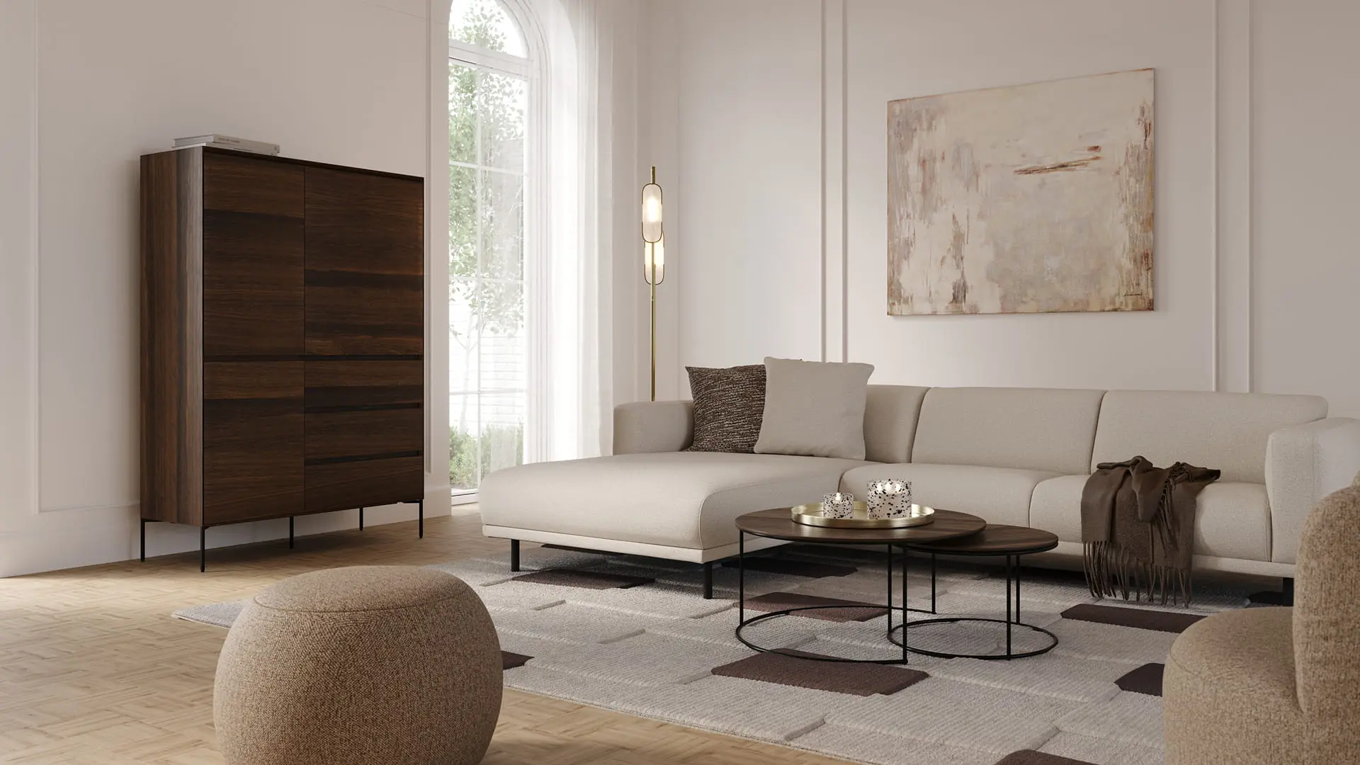 Pouf Basso en tissu beige, placé à côté d’un canapé beige et d’une table basse dans un salon moderne avec un sol en bois et de grandes fenêtres.