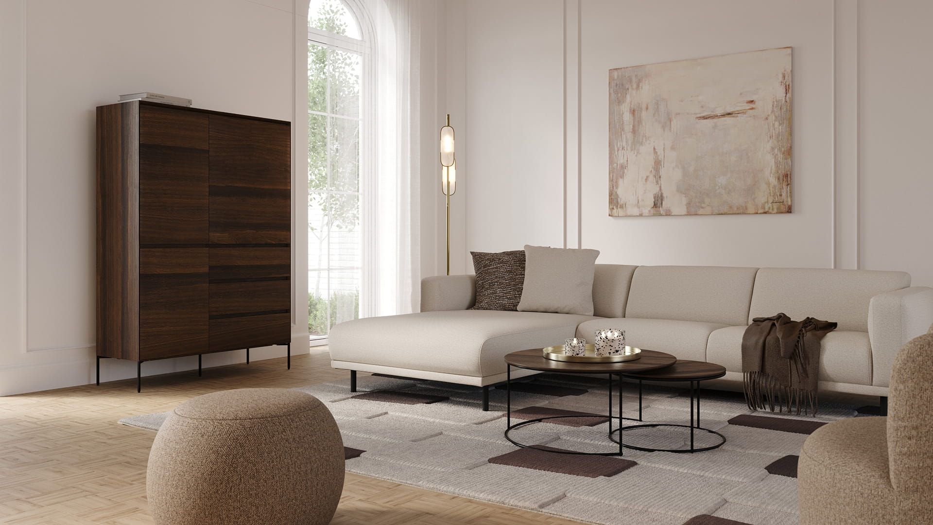 Pouf Basso en tissu beige, placé à côté d’un canapé beige et d’une table basse dans un salon moderne avec un sol en bois et de grandes fenêtres.