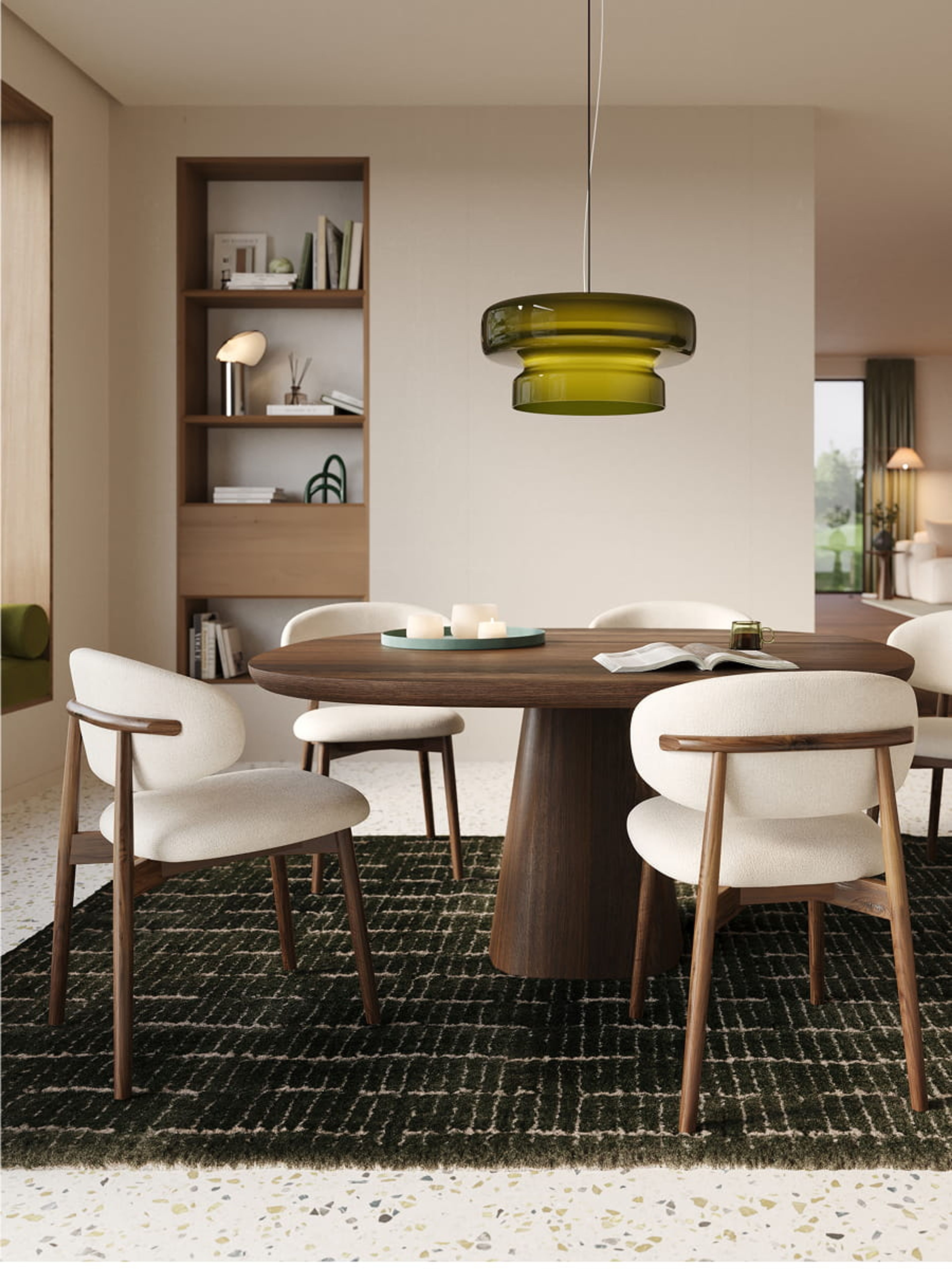 Piola stoel met houten frame en licht gestoffeerde zitting rond een ronde houten eettafel in een warm, modern interieur.