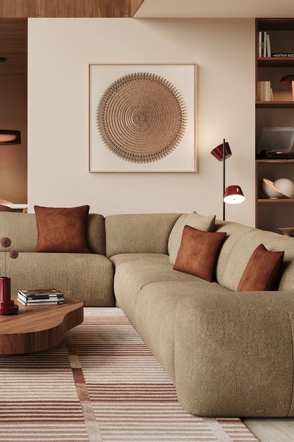 Sarpi hoekzetel in beige gemêleerde stof met roestbruine kussens, naast lage houten salontafel en wanddecoratie in warme woonkamer.