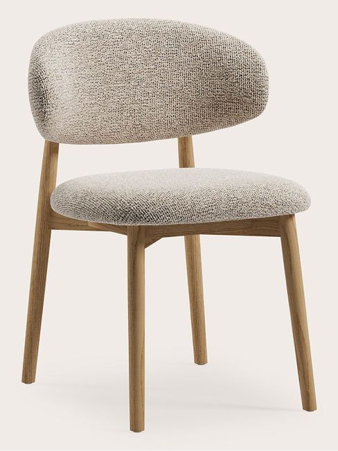Houten stoel met afgeronde rugleuning, lichte eiken poten en gestoffeerde zitting en rug in beige geweven stof.