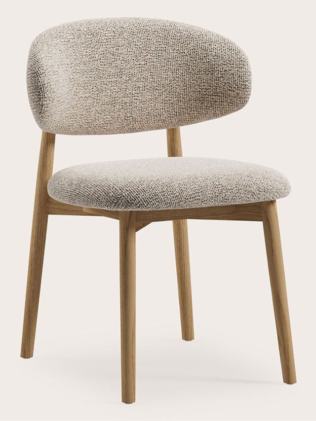 Houten stoel met afgeronde rugleuning, lichte eiken poten en gestoffeerde zitting en rug in beige geweven stof.