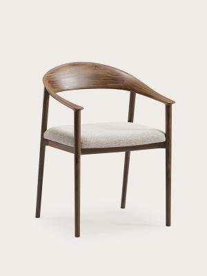 Cerso eetkamerstoel met gebogen houten rug- en armleuning, walnootkleurig frame en licht gestoffeerde zitting.