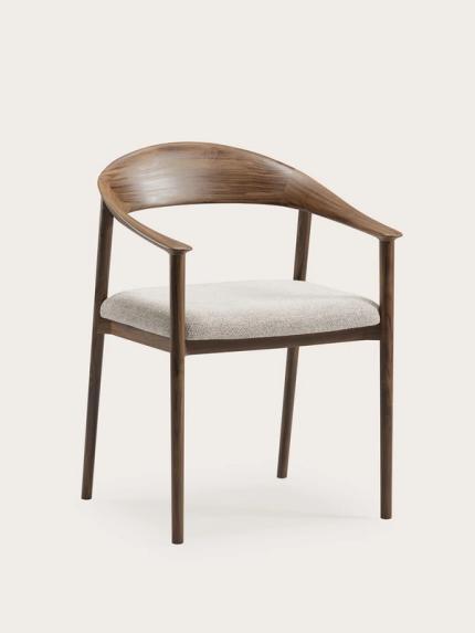 Cerso eetkamerstoel met gebogen houten rug- en armleuning, walnootkleurig frame en licht gestoffeerde zitting.