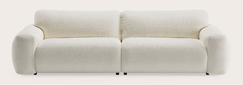 Canapé modulaire avec deux modules d’assise et accoudoirs arrondis, revêtu de tissu bouclé beige clair sur fond neutre.