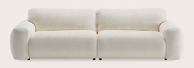 Modulaire zetel met twee zitmodules en afgeronde armleuningen, bekleed met lichtbeige bouclé stof op neutrale achtergrond.
