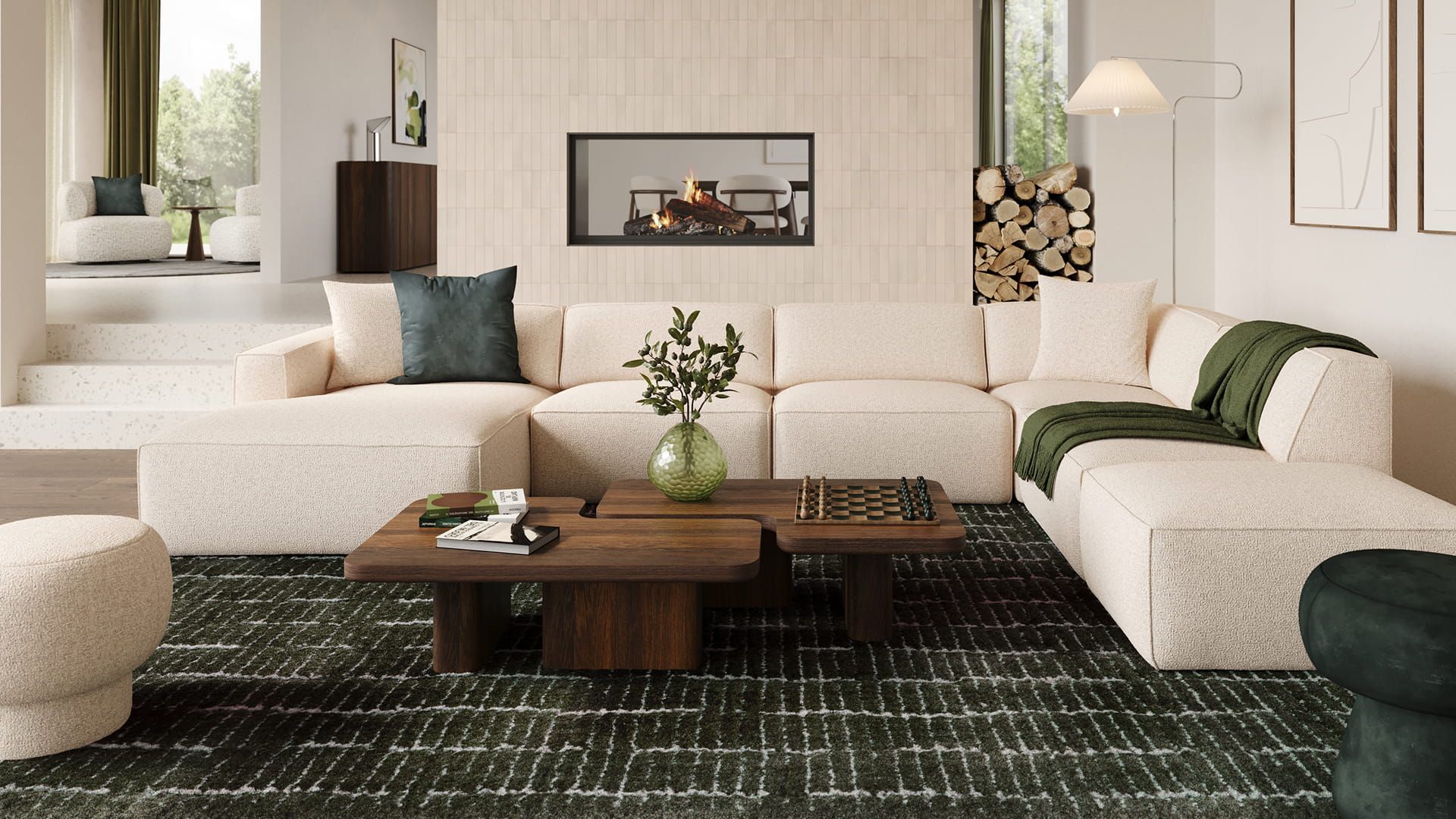 Lichte hoekzetel met groene plaids en kussens, houten bijzettafels op een donkergroen tapijt, met haard op de achtergrond.