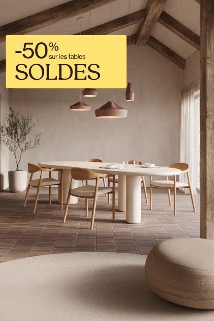 Table de salle à manger ovale avec chaises en bois dans une salle à manger chaleureuse avec poutres en bois, suspensions et grande fenêtre.
