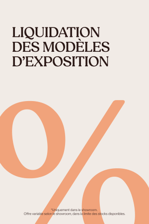 Affiche crème avec le titre « Déstockage des modèles de showroom » et un grand « 0 % » couleur pêche, avec une petite note en bas.
