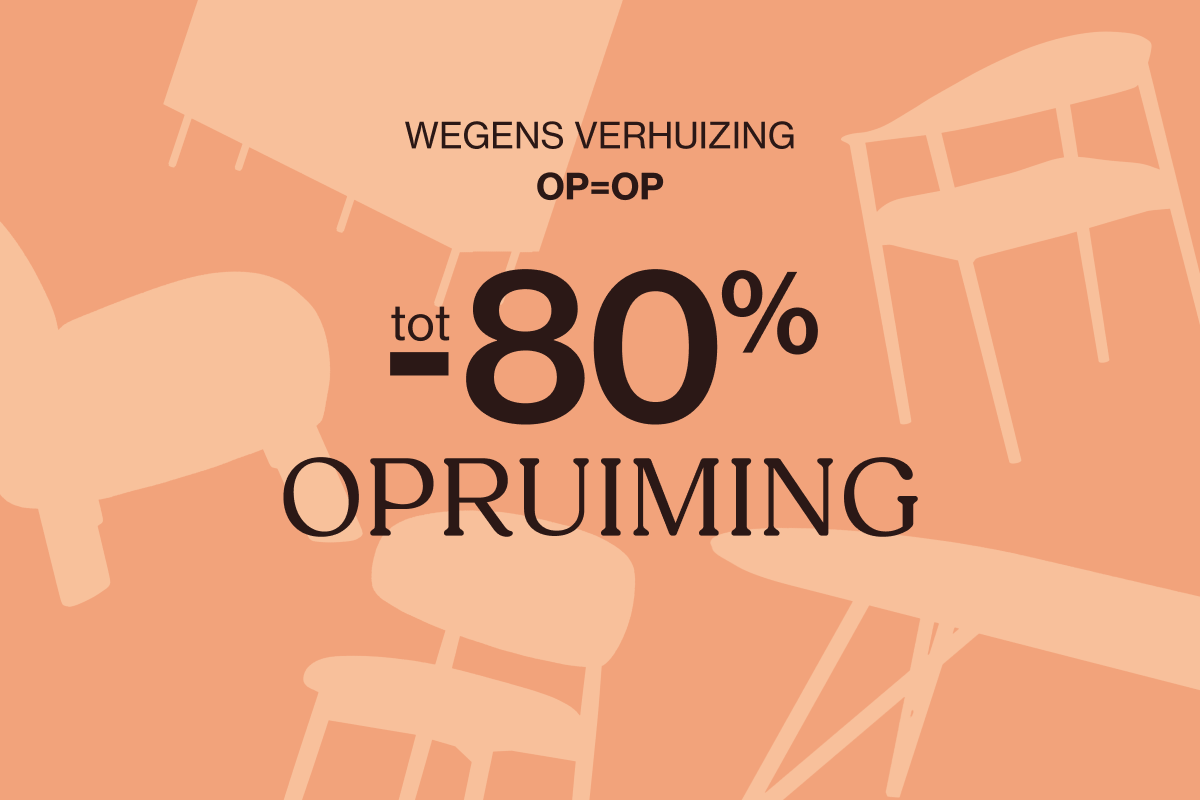 Showroom met lichte banken, oranjerode kussens en decoratieve objecten, met een persoon die door de ruimte beweegt.