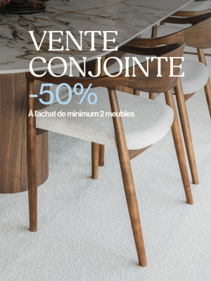 Salle à manger avec chaises en bois à assise claire et table avec plateau en céramique, avec un texte annonçant 50 % de réduction à l’achat de minimum 2 meubles.