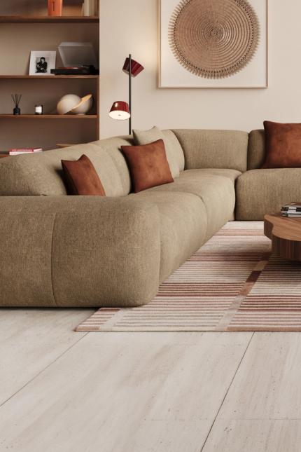 Ruime beige hoekzetel met houten salontafels in een warm interieur met grote ramen en zicht op de tuin.