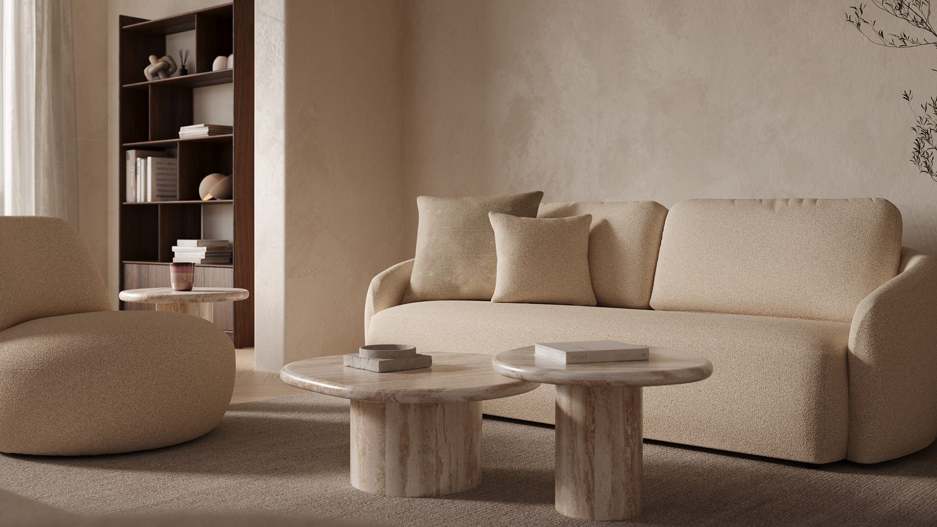 Gatto fauteuil in licht bouclé stof in een warme woonkamer, naast een beige sofa en twee ronde marmeren salontafels op een groot vloerkleed.