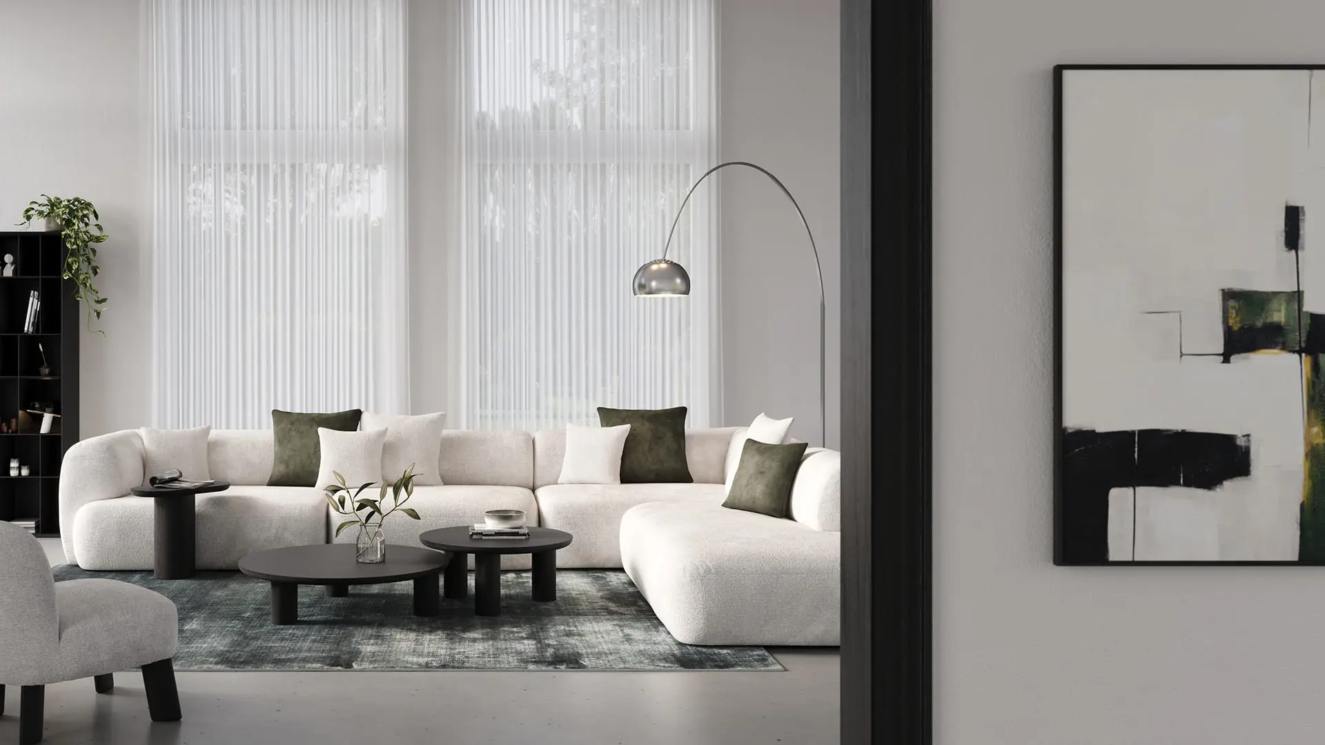 Lichte hoeksofa met wit en olijfgroene kussens, booglamp en ronde zwarte salontafels op een blauwgroen tapijt.