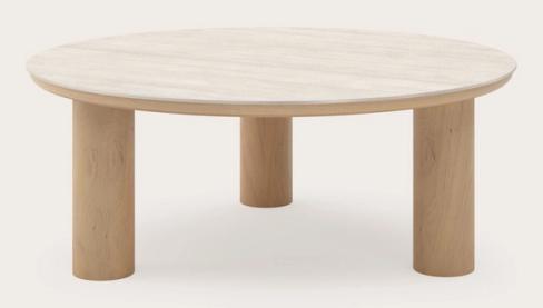 Table basse ronde avec un plateau en marbre blanc et quatre pieds cylindriques en bois.