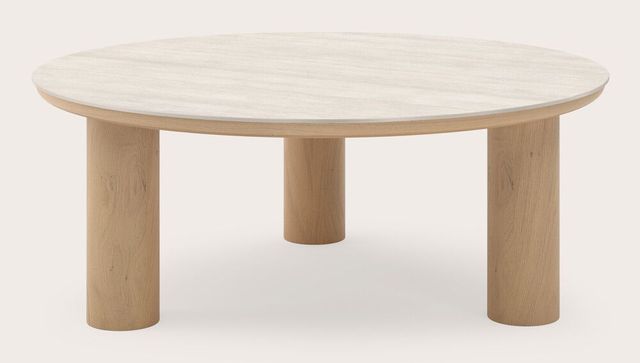 Ronde salontafel met een wit marmeren blad en vier houten, cilindervormige poten.