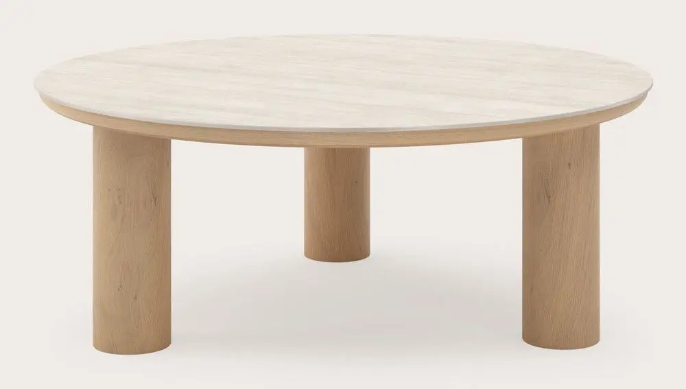 Table basse ronde avec un plateau en marbre blanc et quatre pieds cylindriques en bois.