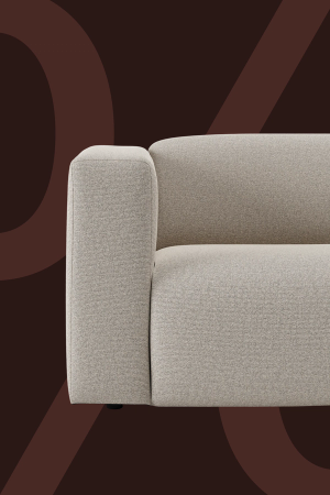 Beige zetel met afgeronde armleuning op een donkere promotionele achtergrond met grote kortingsgrafiek.