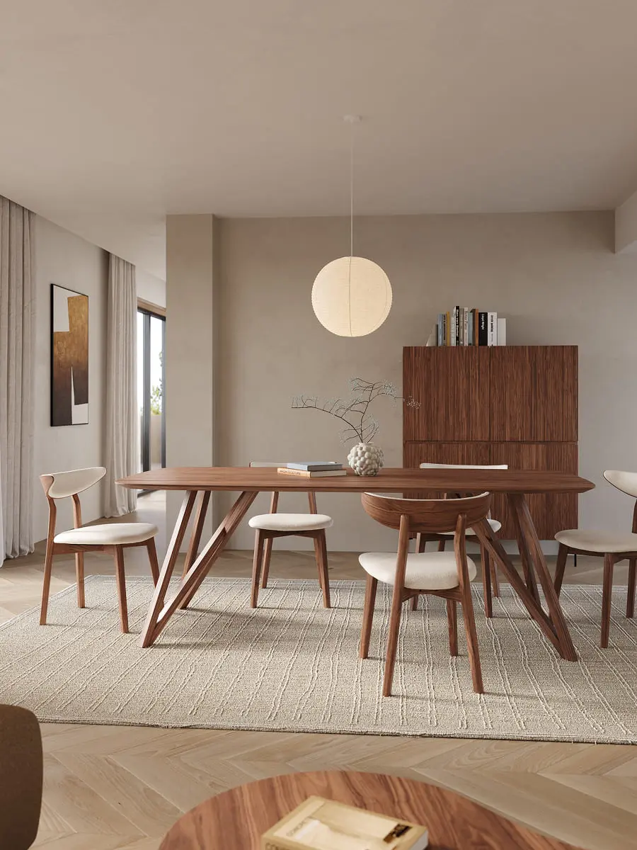 Salle à manger avec table en bois et chaises Pavona au revêtement clair, posées sur un tapis beige dans un intérieur chaleureux et apaisant.