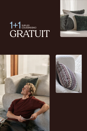 Visuel promotionnel avec canapé, coussins décoratifs et homme dans le salon, avec le texte « 1+1 sur les coussins Baci gratuit ».
