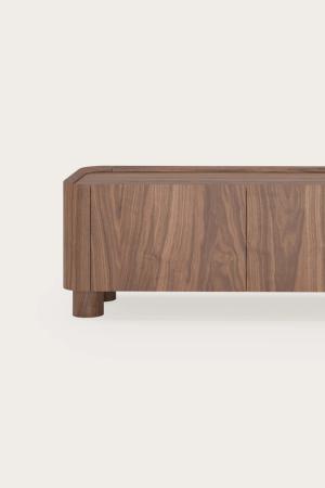 Laag houten dressoir met drie deuren, afgeronde hoeken en korte cilindervormige poten tegen een neutrale achtergrond.