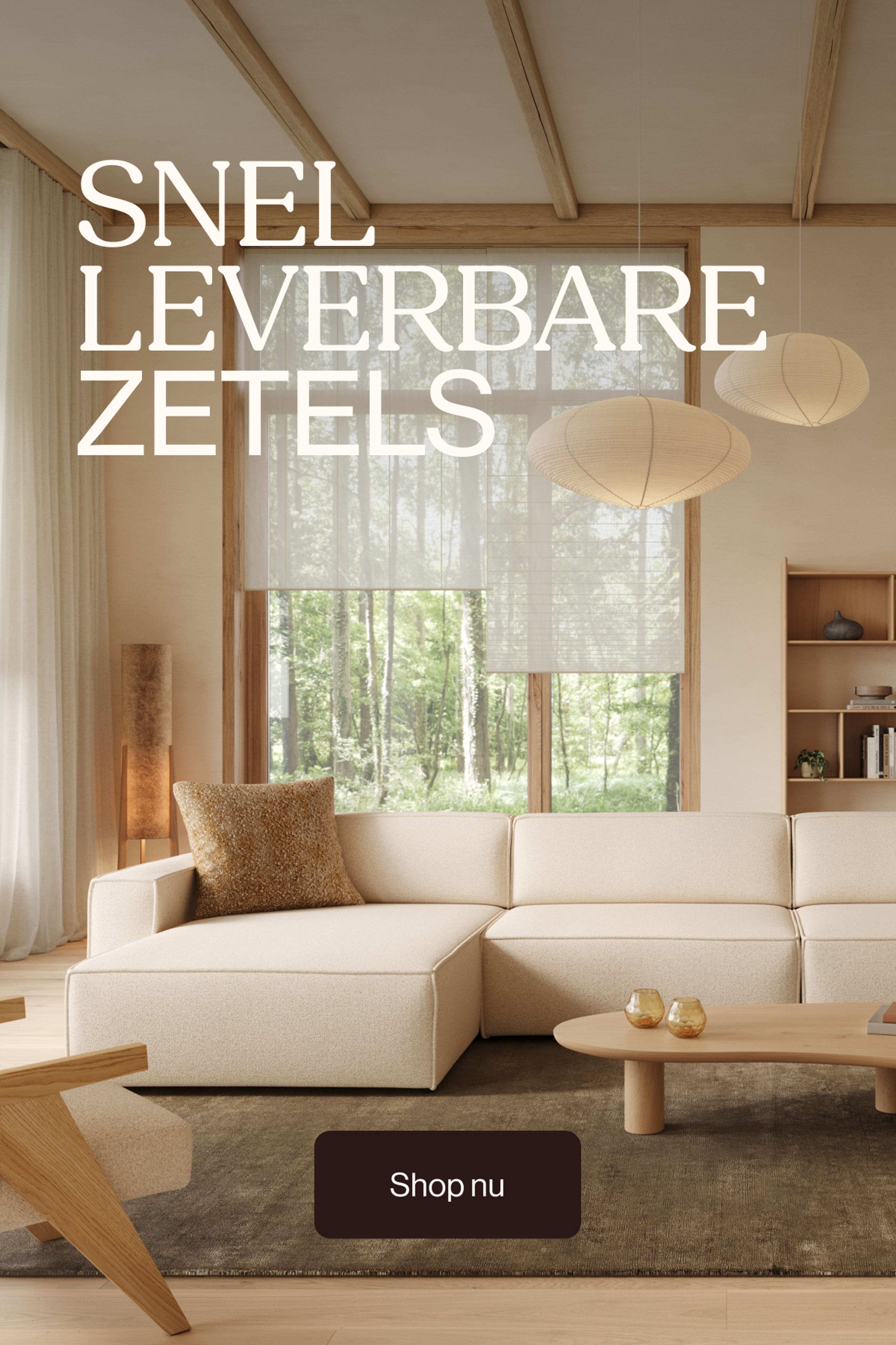 Lichte woonkamer met beige hoekzetel, houten balken en grote raampartij; tekst “Snel leverbaar zetels” en knop “Shop nu”.