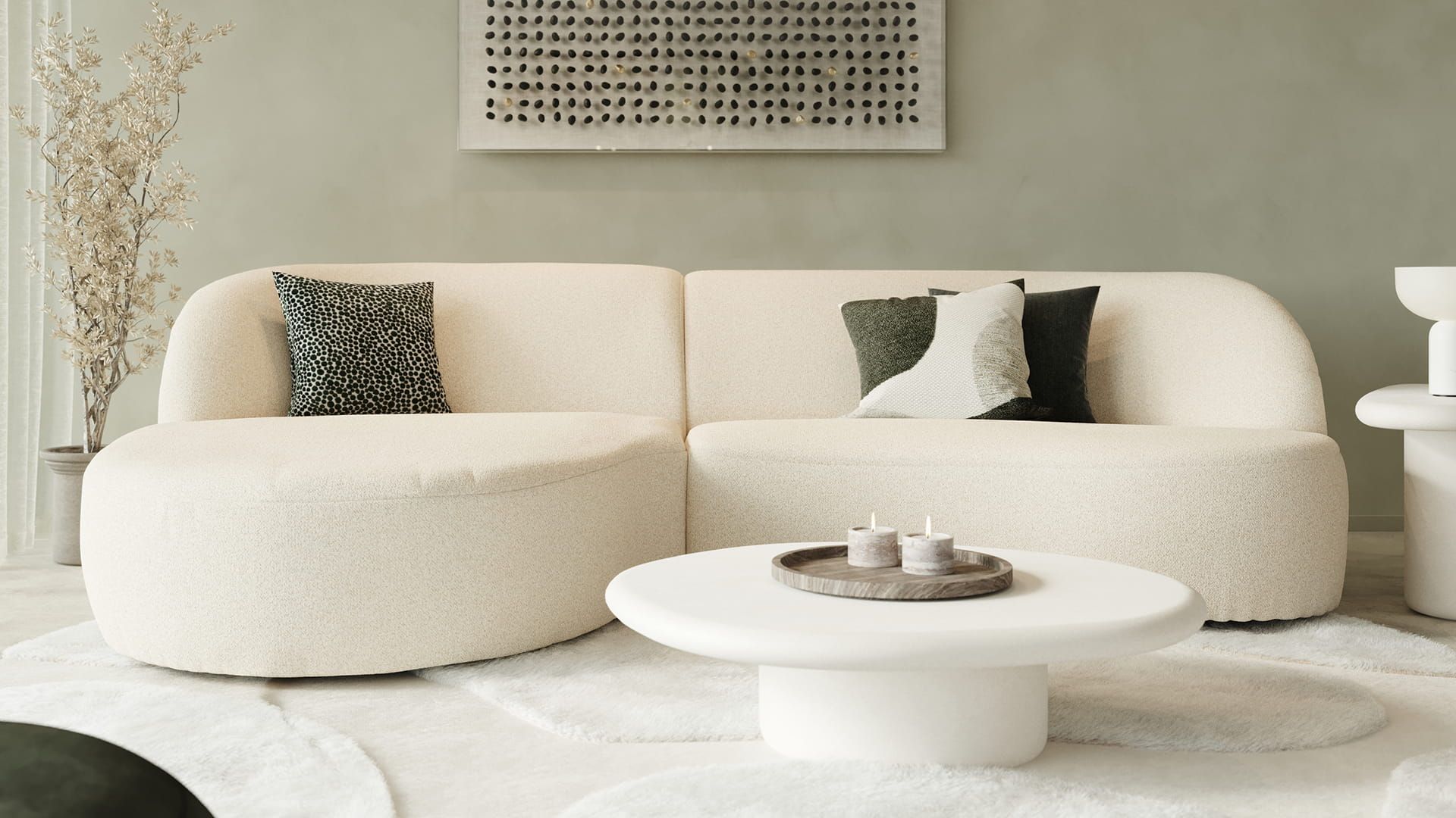 Canapé Tubo beige aux formes arrondies dans un salon apaisant avec table basse ronde, tapis doux et mur vert.
