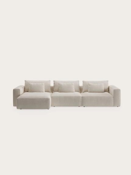 Duomo modulaire zetel met chaise longue links, rechte armleuningen, losse rugkussens en lichtbeige stofbekleding.