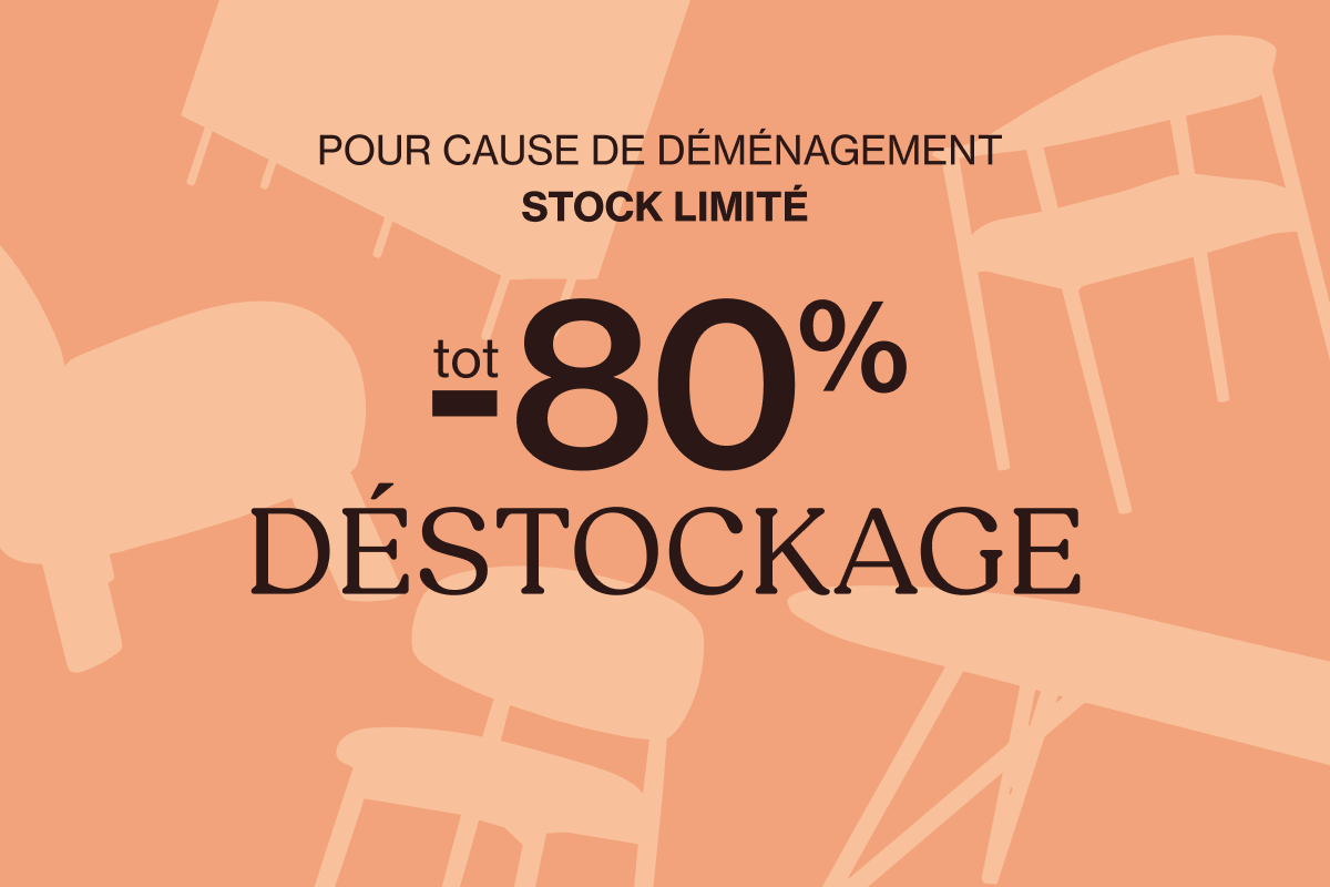 Showroom avec des canapés clairs, des coussins rouge-orange et des objets décoratifs, avec une personne se déplaçant dans l'espace.