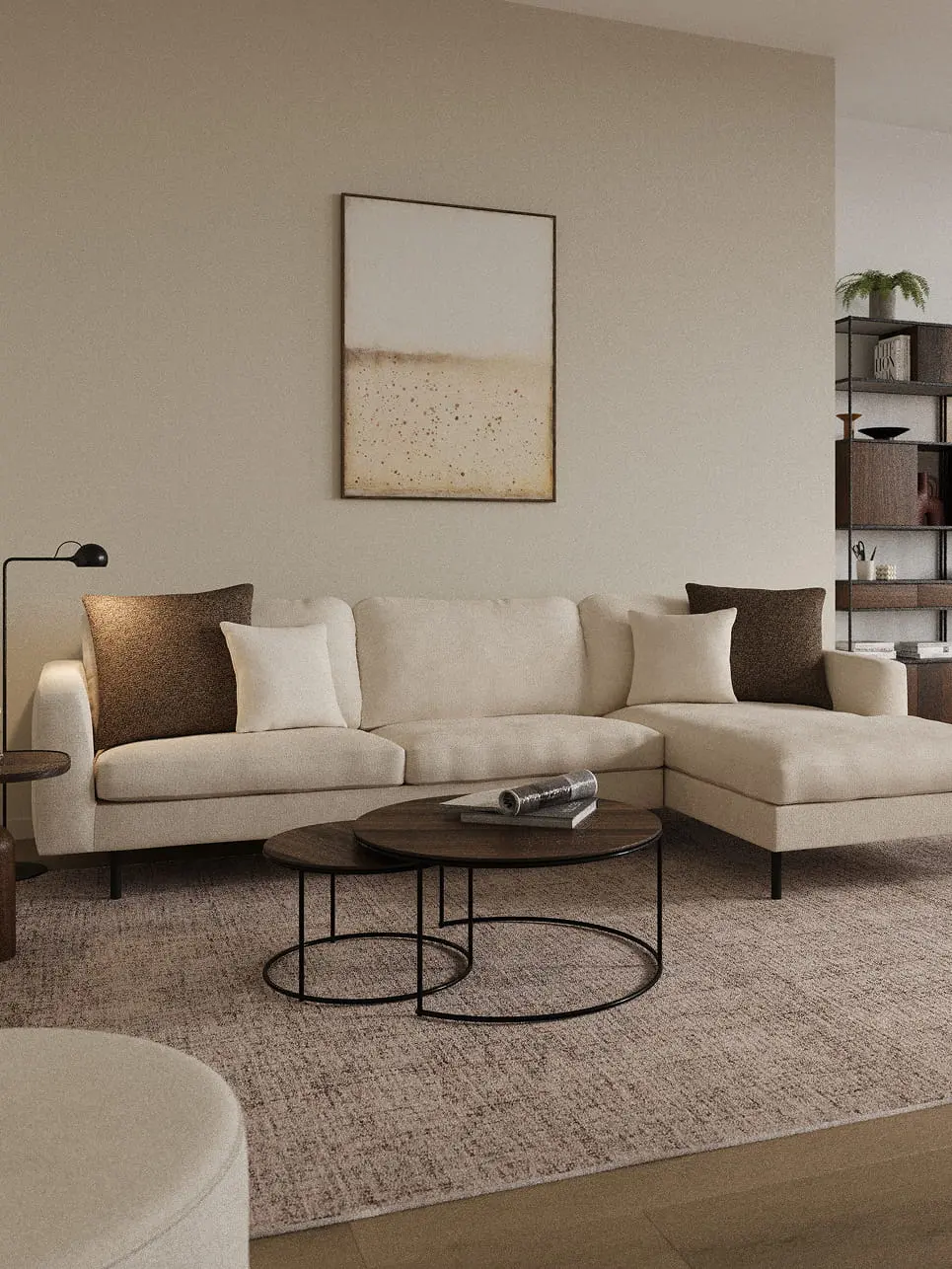 Scaletto kast met open vakken en donker houten panelen in een zwart metalen frame, stijlvol gestyled met decoratie en planten in een modern interieur.