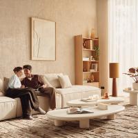 Un salon calme et harmonieux qui invite à la convivialité, avec des formes douces, des matériaux naturels et un intérieur raffiné et chaleureux.
