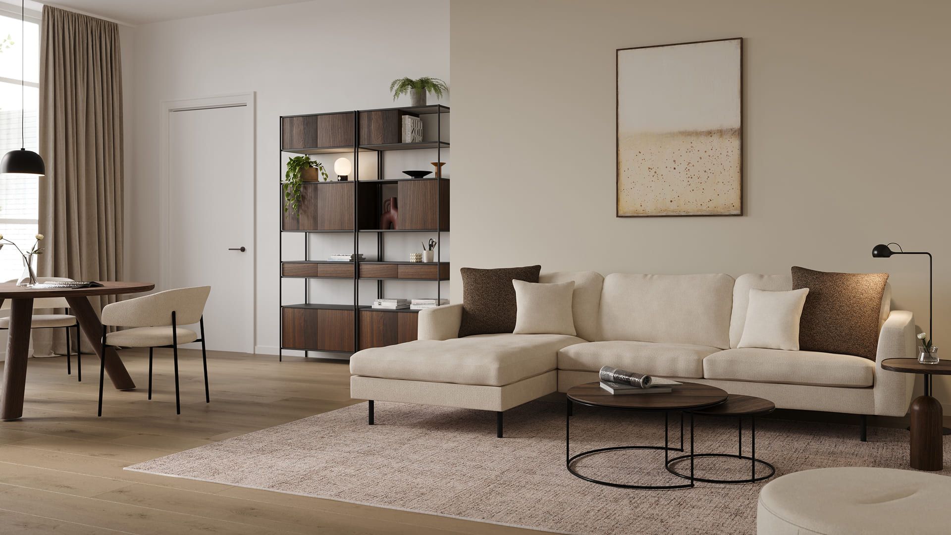 Een stijlvol en functioneel interieur voor een compacte ruimte, met een lichte, comfortabele bank, een strak houten boekenkast en minimalistische accessoires die warmte en balans toevoegen.