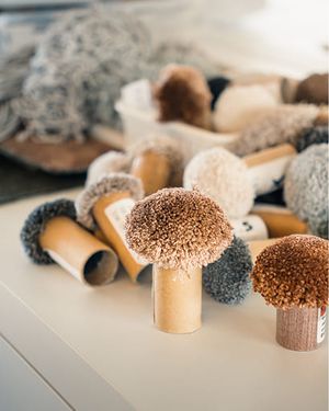 Stalen van stofgaren in verschillende texturen en neutrale, warme tinten.