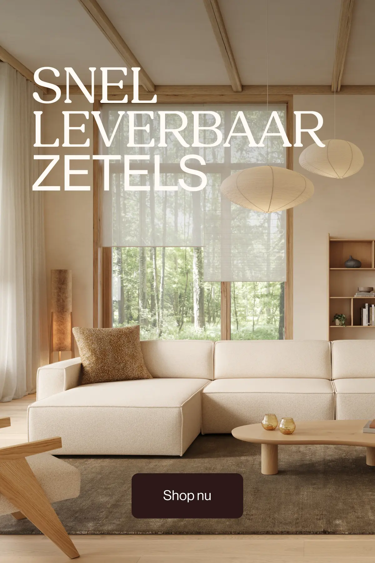 Lichte woonkamer met beige hoekzetel, houten balken en grote raampartij; tekst “Snel leverbaar zetels” en knop “Shop nu”.