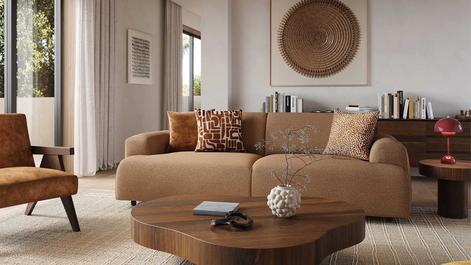 Bruine zetel Coimbra met sierkussens in warme woonkamer met houten salontafel, fauteuil, groot wandkunstwerk en lichte gordijnen.