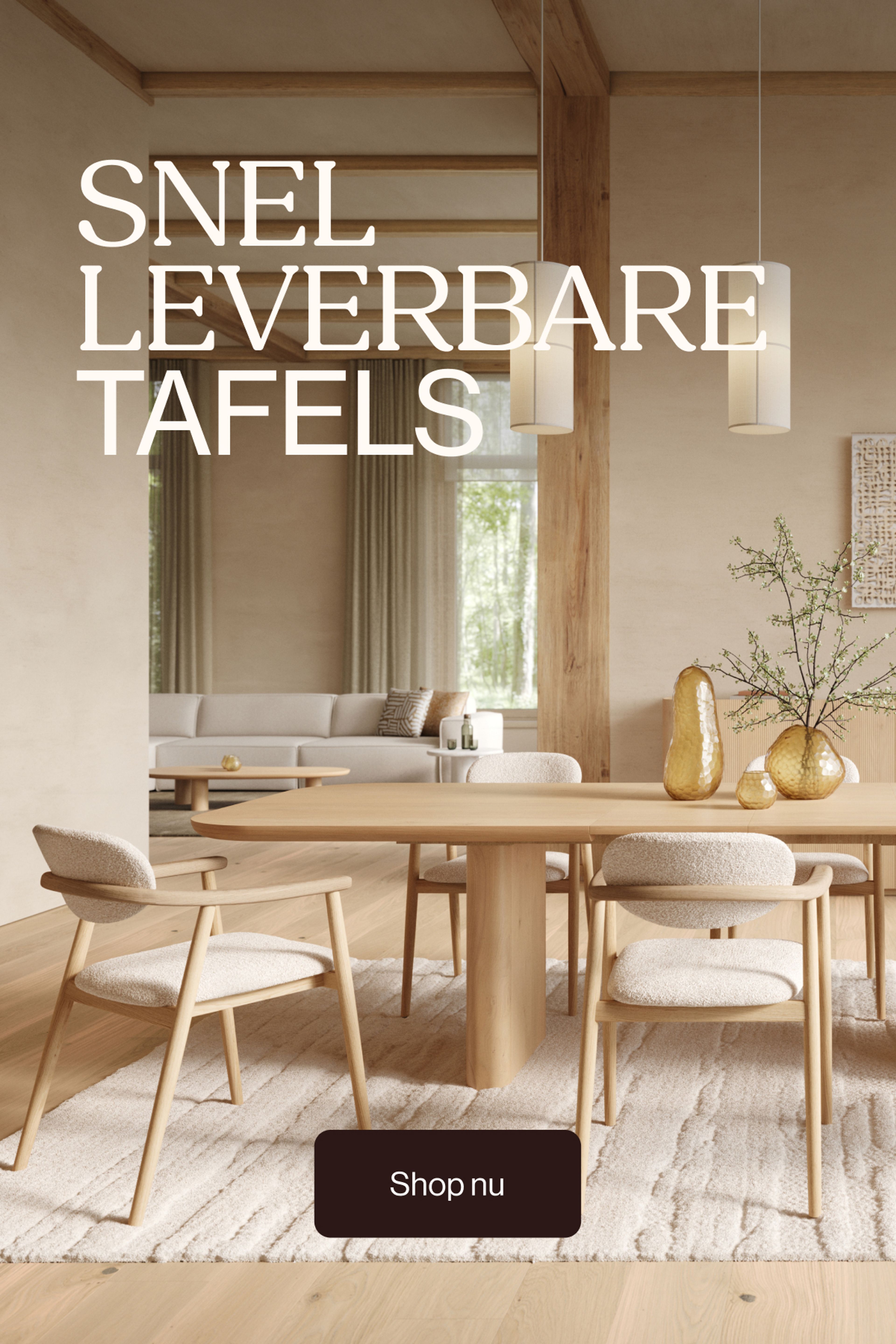 Licht houten eettafel met vier gestoffeerde stoelen in warme woonkamer; tekst ‘Snel leverbaar tafels’.