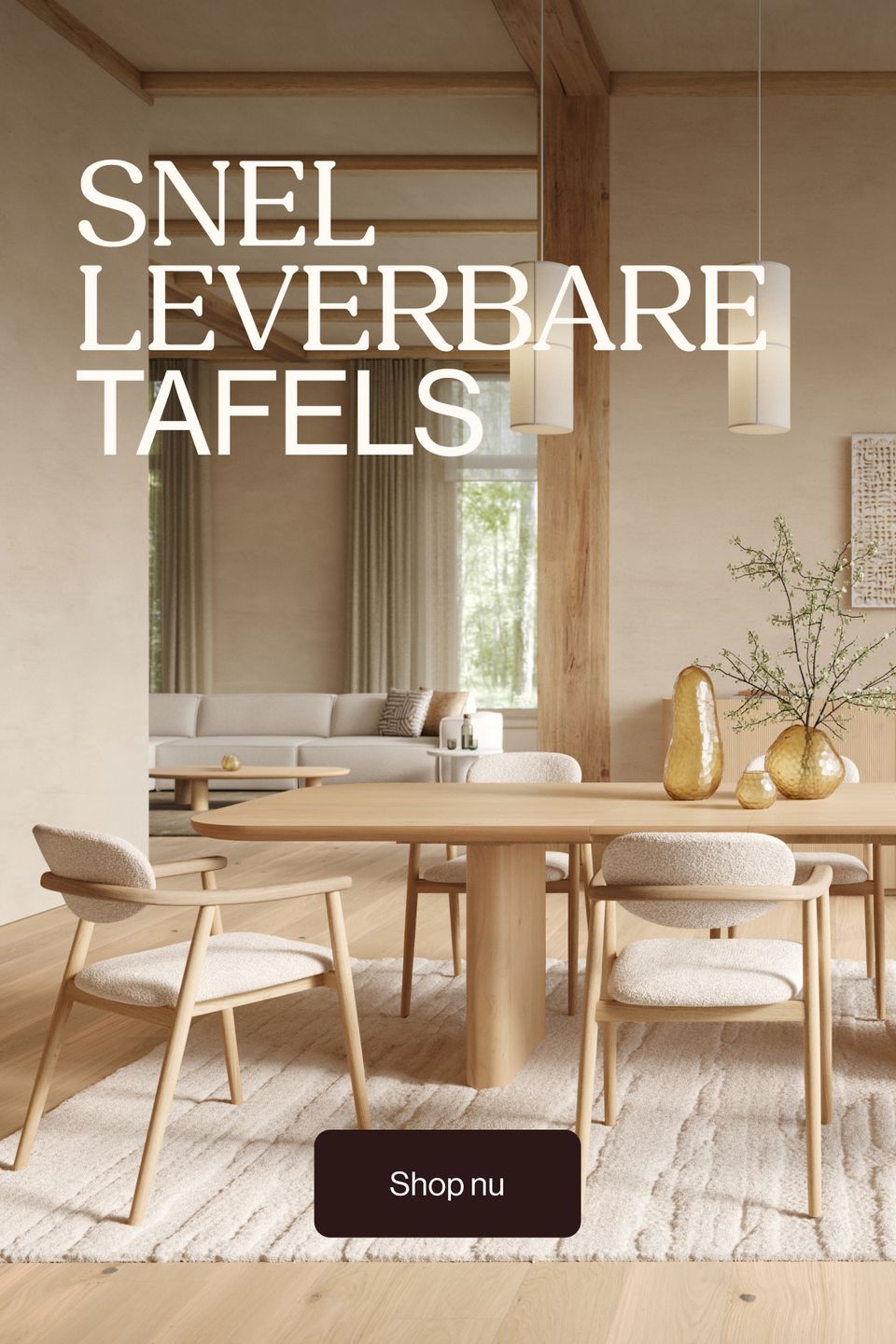 Licht houten eettafel met vier gestoffeerde stoelen in warme woonkamer; tekst ‘Snel leverbaar tafels’.