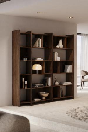 Open houten boekenkast in donker hout, ingericht met boeken, vazen en decoratie in een lichte woonkamer.