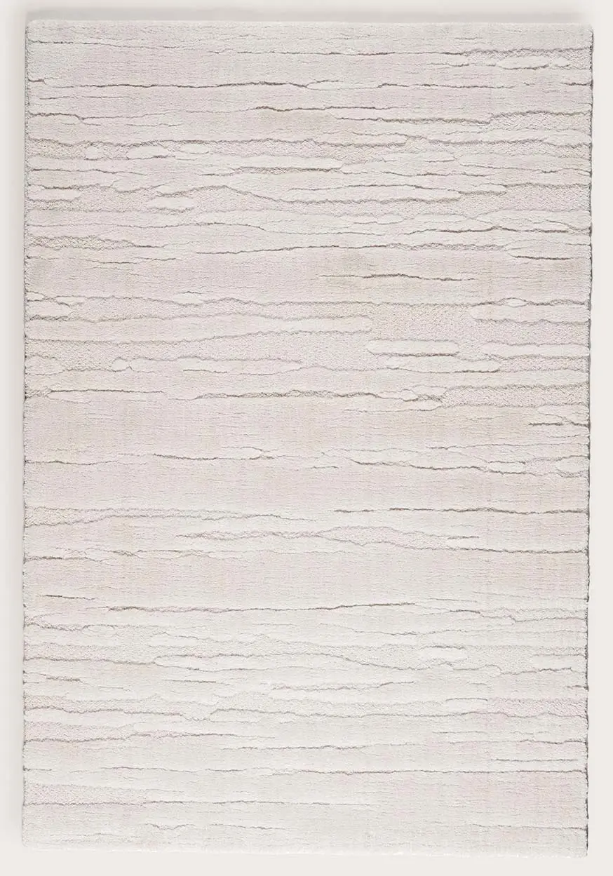 Rechthoekig tapijt in ecru met een strak, lijnachtig patroon, geplaatst op een lichte ondergrond.