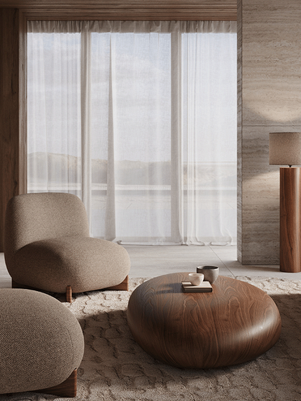 Woonkamer met Imola kast, organische fauteuils en ronde houten salontafel in warme aardetinten.
