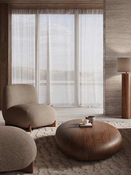 Woonkamer met Imola kast, organische fauteuils en ronde houten salontafel in warme aardetinten.