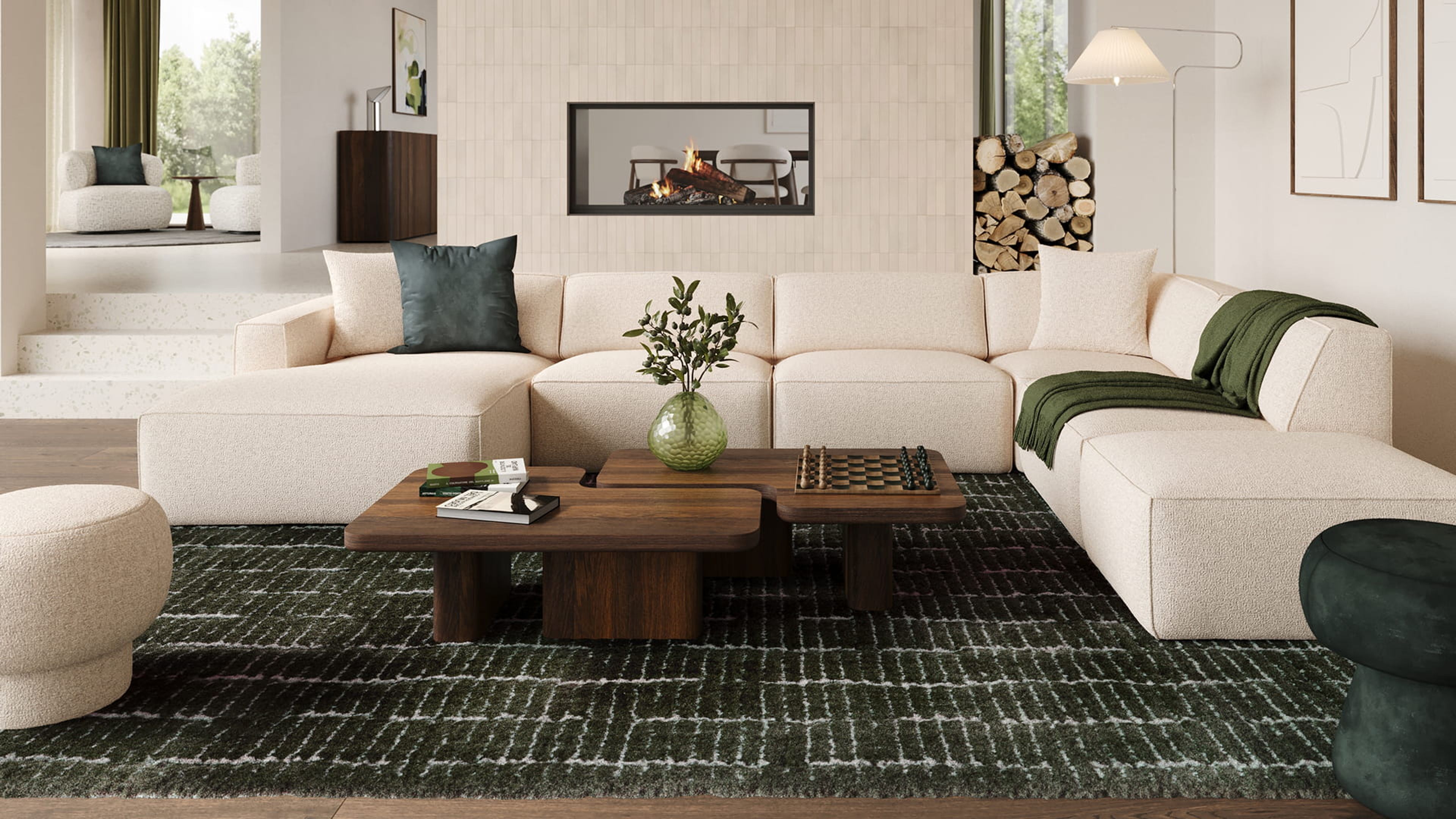 Donkergroen tapijt Cefalu onder een modulaire beige zetel met houten salontafel, in een lichte woonkamer met open haard.