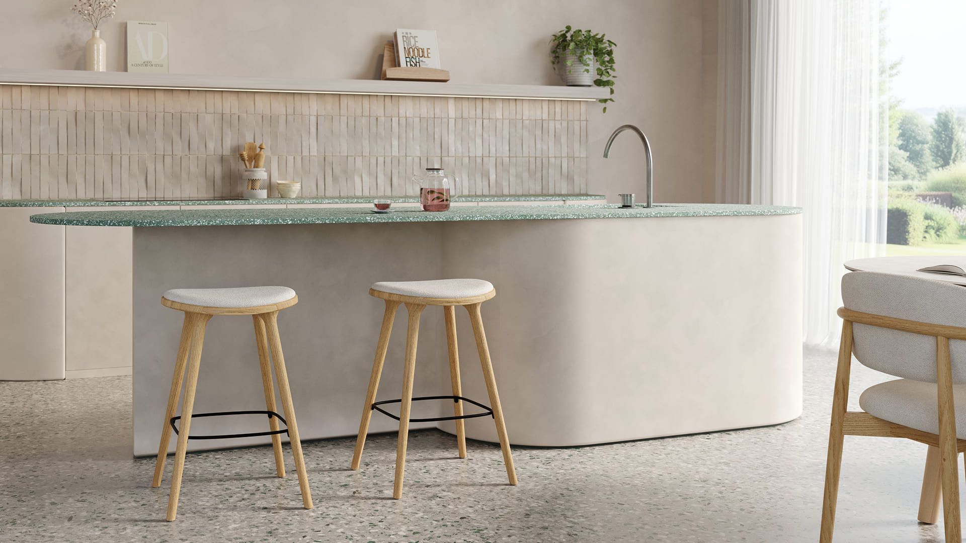 Îlot de cuisine arrondi avec plan de travail vert moucheté et carrelage mural à relief vertical, avec deux tabourets de bar en bois à assise légèrement rembourrée sur un sol en terrazzo.