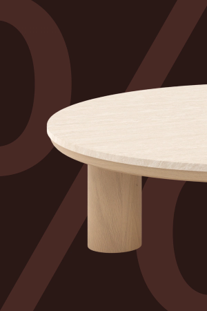 Ronde houten tafel met lichte houtstructuur op een donkere promotionele achtergrond met kortingsgrafiek.