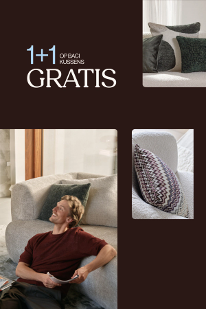 Promotionele visual met zetel, sierkussens en man in woonkamer, met tekst “1+1 op Baci kussens gratis”.