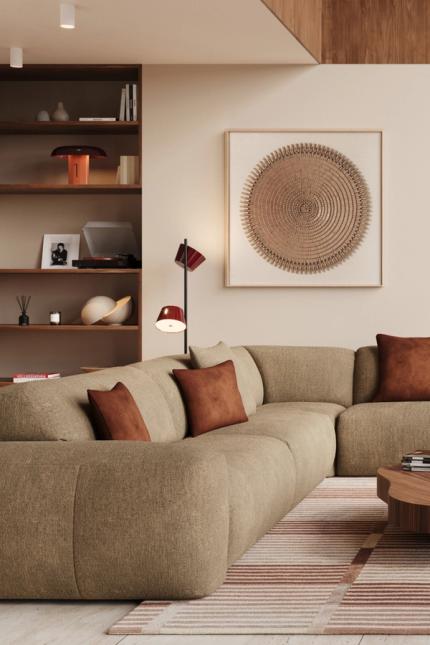 Ruime beige hoekzetel met houten salontafels in een warm interieur met grote ramen en zicht op de tuin.