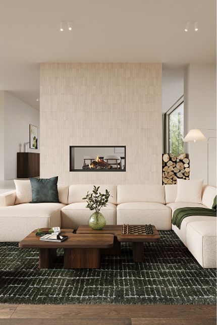 Lichte woonkamer met beige modulaire zetel, donkerhouten salontafels en groen tapijt voor een ingebouwde haard.