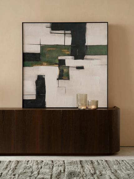 Détail d'un meuble TV en bois sombre avec coins arrondis et texture à rainures verticales sur un pied noir fin.