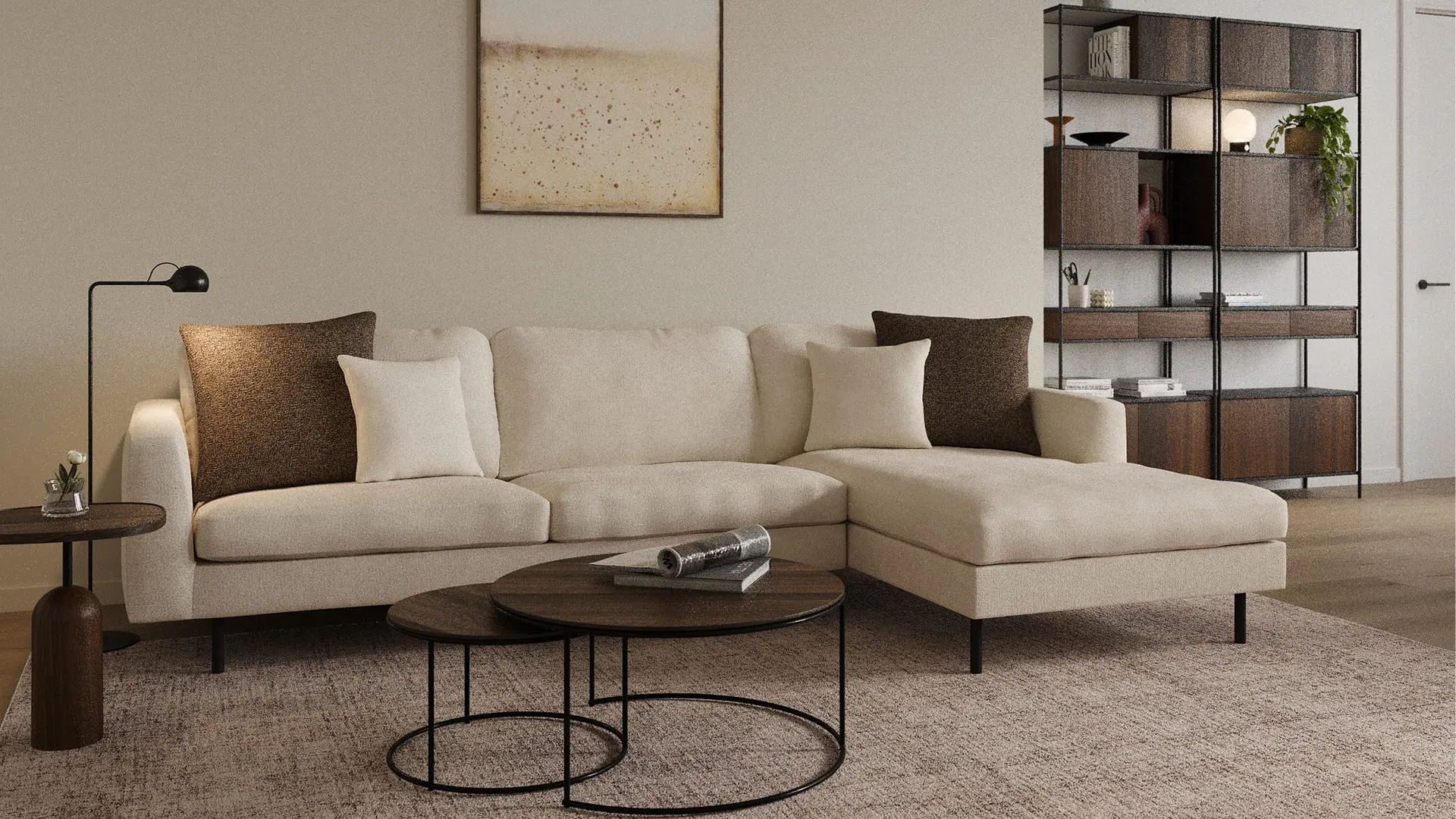 Scaletto kast met open vakken en donker houten panelen in een zwart metalen frame, stijlvol gestyled met decoratie en planten in een modern interieur.