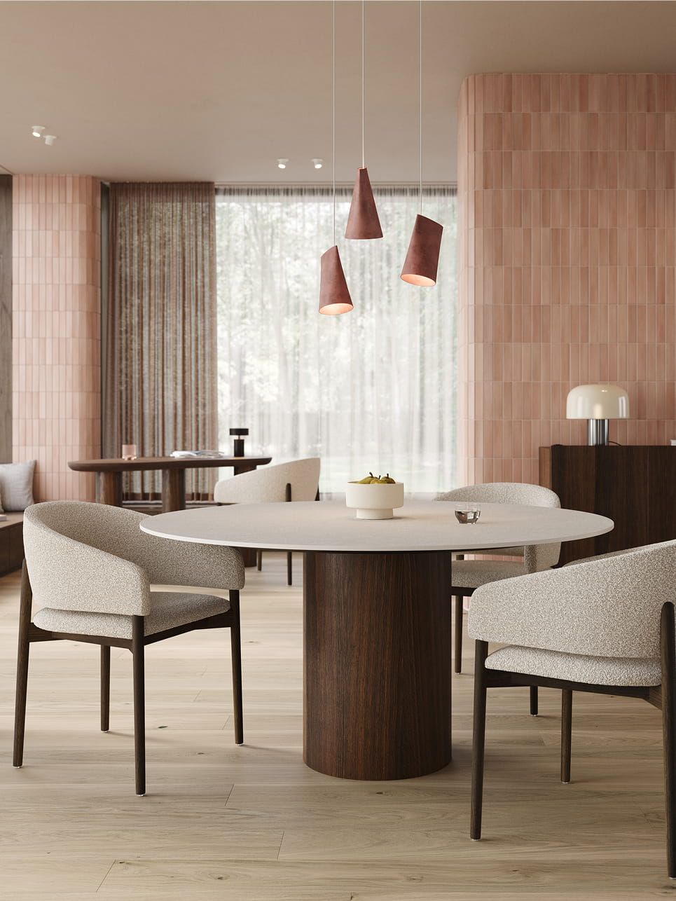 Ronde Amato eettafel met licht tafelblad en ronde houten poot, omringd door beige gestoffeerde stoelen in een warme eetkamer.